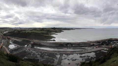 Panormica tomada desde la Campa de Torres del Parque de Carbones y de la central trmica de Aboo, en las proximidades del puerto de El Musel de Gijn.