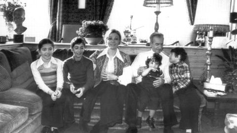 El Sha de Persia posa con su familia. Farahnaz, el pr�ncipe heredero Reza, la emperatriz Farah Diba, la princesa Leila y el pr�ncipe Ali Reza, en 1973