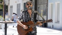 Al cantante Gonzalo Arca le gusta el contacto directo con el p�blico que le permiten los conciertos en la calle