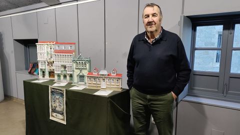 Carlos Mac�as junto a algunas de sus maquetas arquitect�nicas