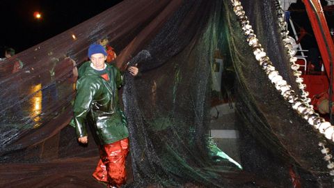 Redes y marineros manchados de chapapote en Porto do Son