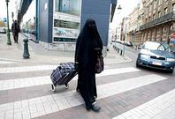 Una mujer vestida con un �niqab� caminando por las calles de Bruselas.