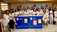 Un equipo multiprofesional de cardiólogos, enfermeras, nefrólogos, internistas y trabajadores sociales, este viernes en la mesa informativa sobre insuficiencia cardíaca instalada en el Chuac. 
Trabajo Social.