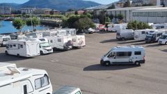 Decenas de autocaravanas este lunes en la explanada situada junto al pabell�n municipal
