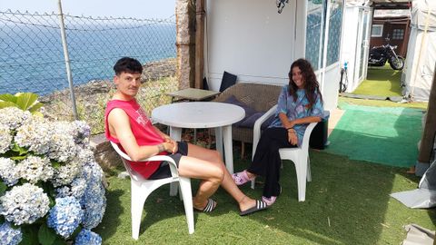 Borja Lorenzo y Ángela Traveso, turistas ourensanos en el cámping Paxariñas, en Sanxenxo
