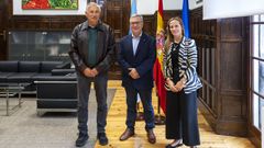 Santiago Ferrer Serrano (Presidente da Fundaci�n Aquae Querquennae Via Nova), con Luis Menor, acompa�ados de Sandra Quintas V�zquez (alcaldesa de Bande).