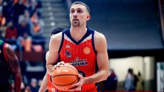 Joe Cremo, lanzando un tiro libre durante un partido del Leyma.