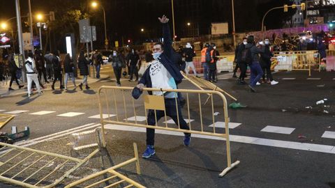 Varios participantes en los altercados tras las protestas convocadas la noche del s�bado en la Plaza de Espa�a, en Madrid