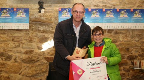 Recolle Lucas Pereiro Villar, alumno do Canosa-Rus (Coristanco). D�cimo premio. Entrega Amancio Lavandeira, alcalde de Coristanco