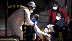 El buque de Salvamento Mar�timo Salvamar Macondo rescat� este s�bado en aguas cercanas a Gran Canaria a alrededor de medio centenar de inmigrantes subsaharianos, entre ellos unos 8 o 10 ni�os,