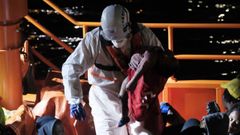 Un tripulante de la Salvamar Macondo traslada a la peque�a al muelle