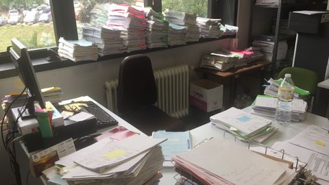 Expedientes amontonados en un juzgado tras la huelga de Justicia