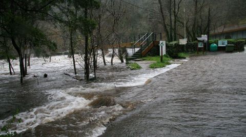 El ro Mandeo desbordado en Chelo, Betanzos. 