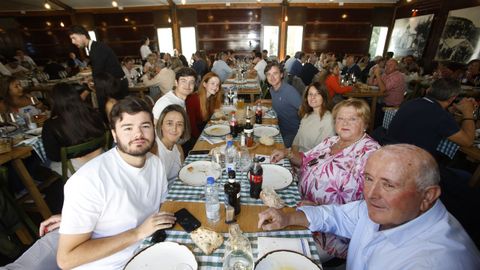 Comensales en la Caseta de Ramiro este lunes.