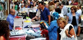 El mercadillo de gangas provoc� que el centro tuviese ayer una imagen distinta a la de un s�bado normal, con m�s p�blico.