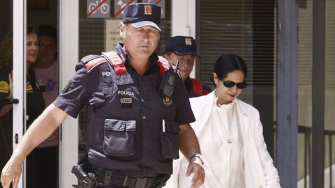 La terapeuta familiar, Julia L., saliendo del juzgado el pasado martes