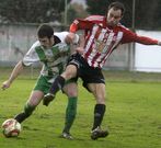 El verdiblanco Esteban, del Alfoz, disputa la posesi�n con un rival.