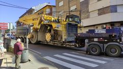 Un transporte especial, girando desde la avenida del Bierzo hacia Manuel Quiroga