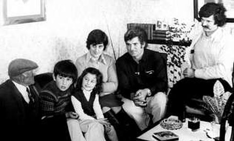 Imagen de la familia de �ngel Legaspi en el a�o 1980, cuando gan� la quiniela millonaria