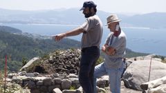 Jos� Su�rez Otero, junto al arque�logo Thomas Schattner, durante las excavaciones.