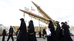 Un grupo de mujeres con velo caminan por Teher�n durante el aniversario de la revoluci�n isl�mica en Ir�n.