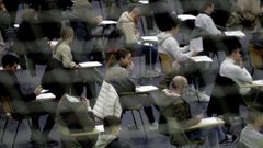 Candidatos realizando los ex�menes de unas oposiciones, en una imagen de archivo.