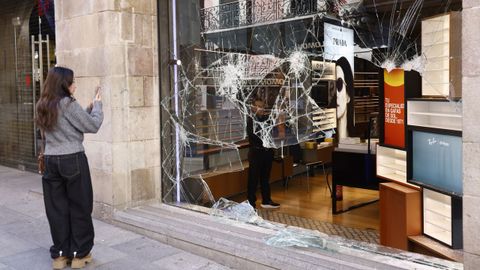 Los disturbios del s�bado causaron da�os en el mobiliario urbano del centro de la ciudad.