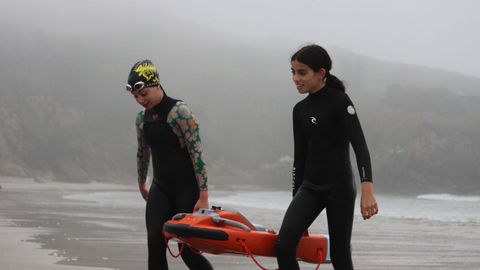 Un instante del simulacro llevado ayer a cabo en la playa de Cain