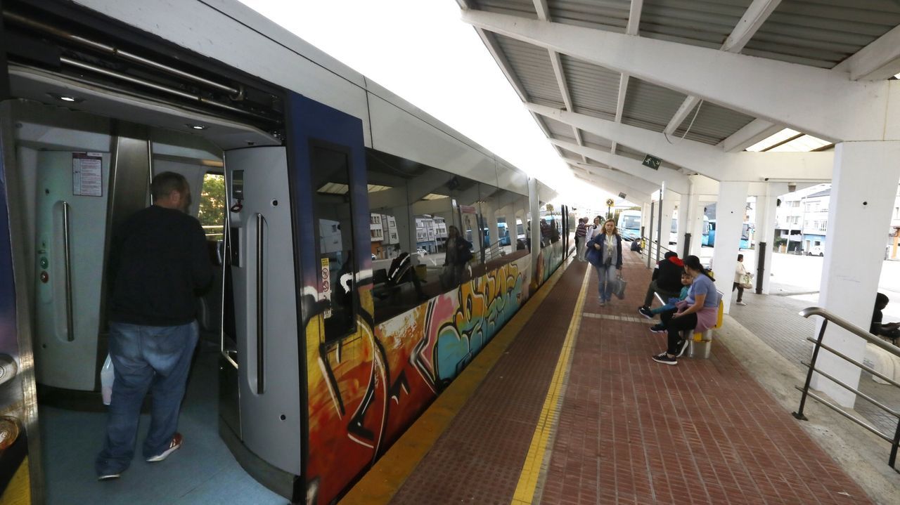 Un vecino de A Mariña o Ferrol que viaje en tren en la línea a Oviedo-Gijón tiene que pagar, pero uno de Asturias o Cantabria no, para ellos es gratuito