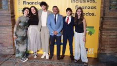 Los alumnos del instituto R�o Cabe que ganaron el concurso de educaci�n financiera, acompa�ados por el profesor Emilio L�pez Mari�o (centro), que dirigi� el equipo