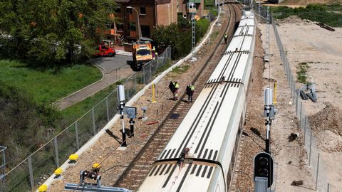 Varios operarios trabajan en el tren Alvia que descarril� en las cercan�as de Le�n