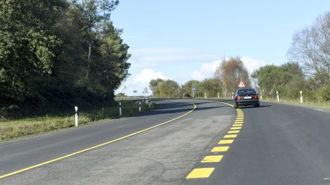 Tramo reformado de la N-540 cerca de Taboada, y que ha sido pintado con seales amarillas de obras