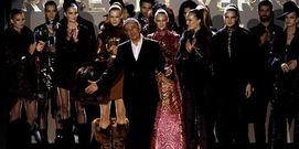 El dise�ador saluda al p�blico rodeado de algunos de sus modelos.