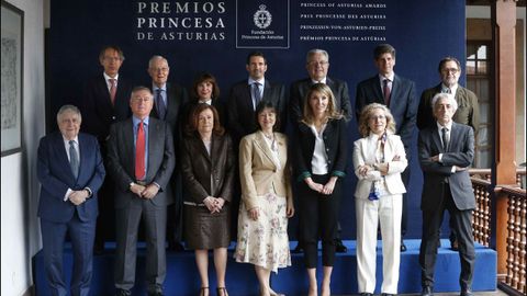 El jurado del Premio Princesa de Asturias de Comunicaci�n y Humanidades, presidido por Victor Garc�a de la Concha (2i, segunda fila) inici� hoy las deliberaciones de este galard�n, al que optan veintisiete candidaturas de diez nacionalidades y cuyo ganador se dar� a conocer ma�ana en Oviedo