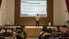 El agente Mart�n Camba ayer en el instituto Alfredo Bra�as de Carballo