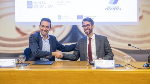 El conselleiro Alfonso Villares y el secretario general de Anfaco, Roberto Alonso, sellan el acuerdo
