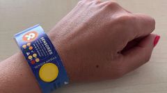 As� son las pulseras que repartir� el Concello de Burela en el Punto Lila de sus fiestas patronales.