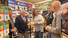 El subdelegado del Gobierno visit� establecimientos de Barbad�s que participan en el bono cultural joven.