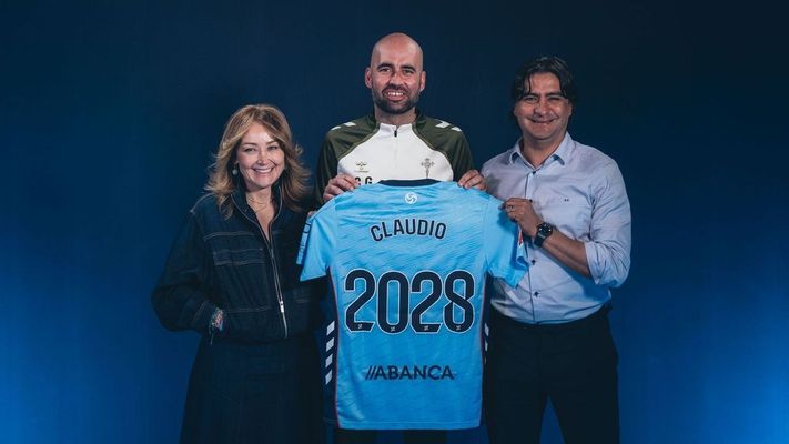 Claudio Gir�ldez posa con Mari�n Mouri�o y Marco Garc�s tras renovar como entrenador del Celta hasta el 2028.