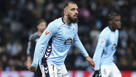 Borja Iglesias, durante el Celta-Madrid de este viernes en Bala�dos.