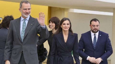 El rey Felipe VI y la reina Letizia, junto a la ministra de Ciencia, Diana Morant (c, detrs), y el presidente del Principado, Adrin Barbn (d), a su llegada al centro Niemeyer de Avils