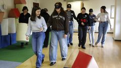 Uno de los talleres del CRE de la ONCE, en Pontevedra, es de tcnica gua. Tcnicos de rehabilitacin ensearon a alumnos a guiar a una persona ciega ponindose en su papel