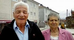 Francisco Blach Alonso junto a su mujer, con la que cri� seis hijos que heredaron la profesi�n. 