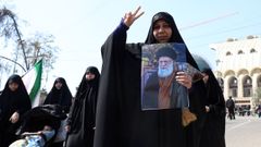 Mujeres, este viernes en Ir�n, alabando la figura del l�der supremo