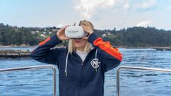 Como complemento a la ruta de navegacin en catamarn elctrico al golfo rtabro, donde se pueden ver las bateas, es posible comprobar con gafas 3D el fondo marino y las cuerdas donde cuelga el crustceo que hizo famoso a Lorb.