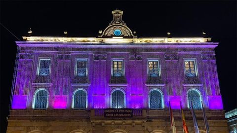 El Ayuntamiento de Gij�n se ti�e de morado por el 25-N