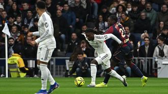 Camavinga protegiendo el bal�n ante la presi�n de Etta Eyong durante el Real Madrid-Levante