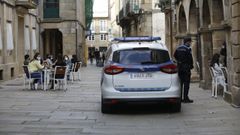 Una patrulla de la Polic�a Local vigila el cumplimiento de la normativa covid en terrazas y locales de hosteler�a de Santiago