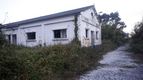 Uno de los edificios de la antigua estacin de radio de A Carreira, en estado ruinoso.