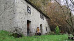 Silvia Garc�a comprou esta casa abandonada na aldea chantadina de Alemparte, namorada dun lugar que se conserva como hai 70 anos